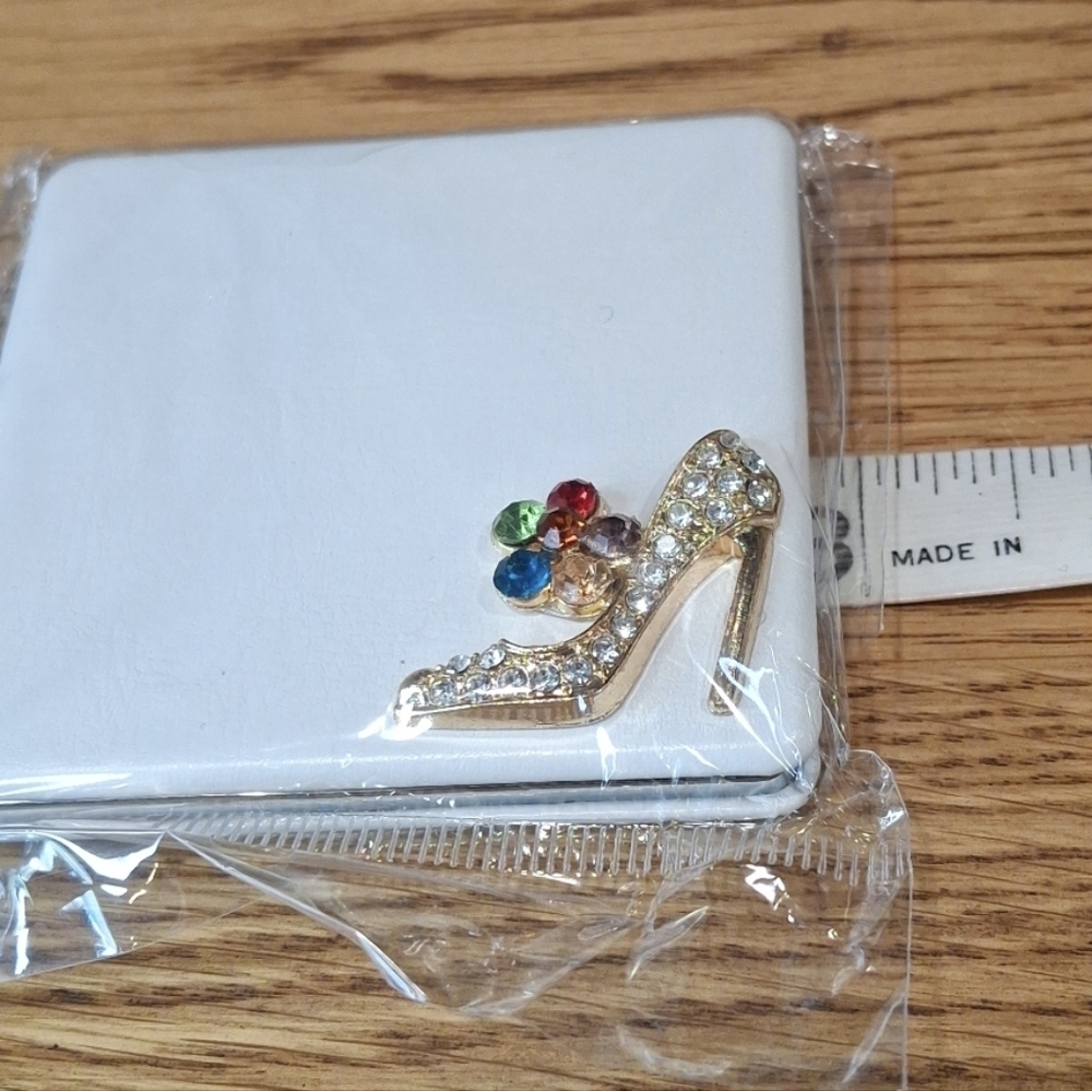 White Compact Mirror with Rhinestone Shoe Design - Picture 4 of 5